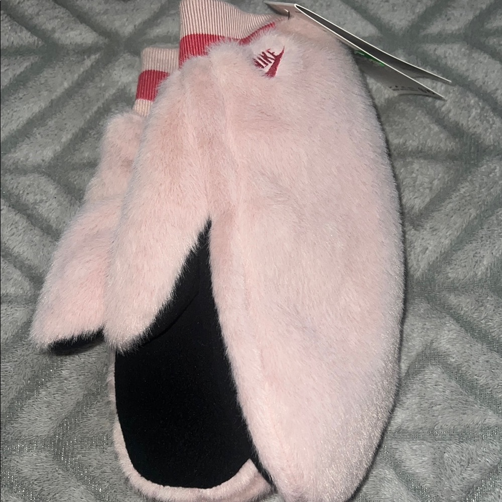 Nike Mittens Faux Fur Women’s Medium/ Large Pink Fuzzy Winter Outdoor Gloves NWT